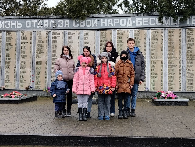 27 января сотрудники Дома Культуры и жители поселения возложили цветы к Мемориалу "220 Берез" в память о погибших в Великой Отечественной войне