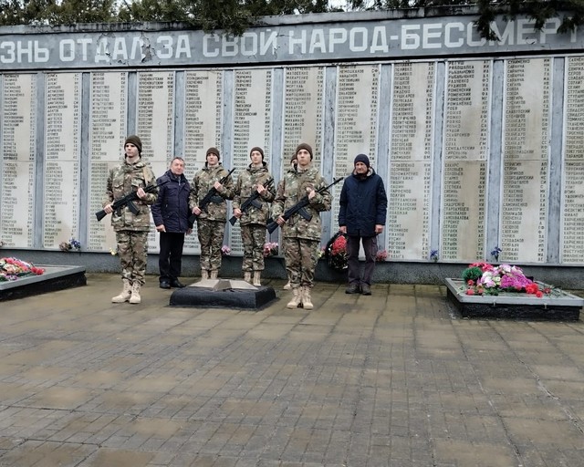 2 февраля сотрудники Администрации и сотрудники Дома культуры возложили цветы к Мемориалу "220 Берез" в память о погибших в Великой Отечественной войне